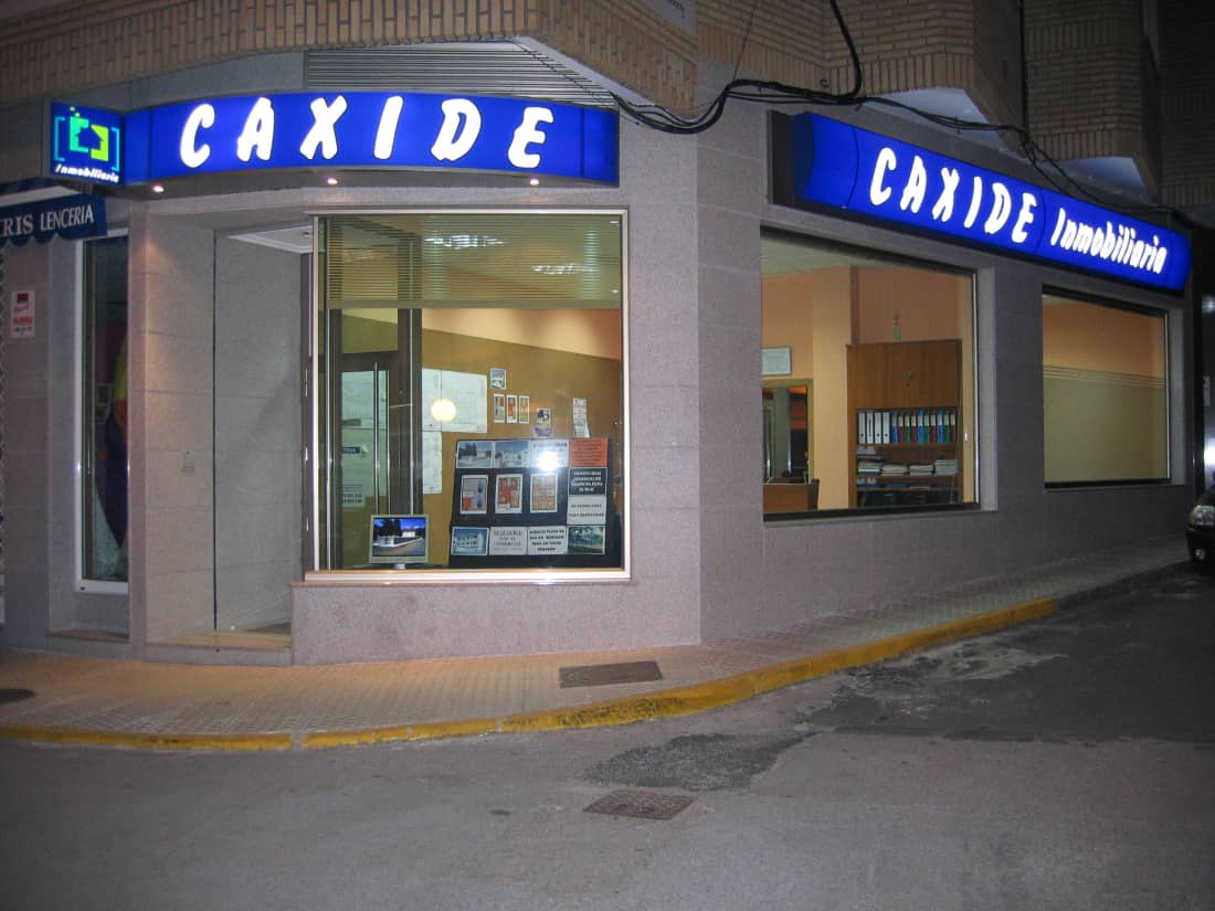 Oficina de Inmobiliaria Caxide en Ordes, A Coruรฑa